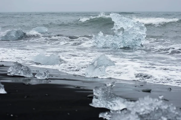 Icebergs on Diamond beach, Jokulsarlon, Islande — Photo