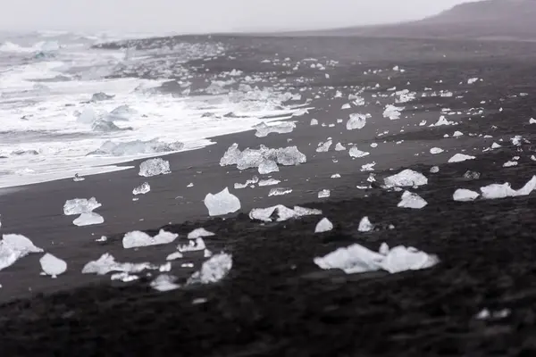 Icebergs on Diamond Beach, Jokulsarlon, IJsland — Stockfoto