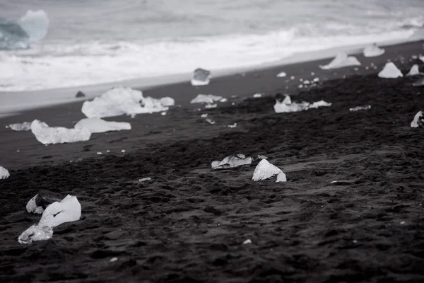 Icebergs on Diamond beach, Jokulsarlon, Iceland — Stock Photo, Image