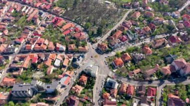 Trafik kavşağı havadan 4k görünümü, bir drone eski şehirde yedi caddenin gyratory kavşak