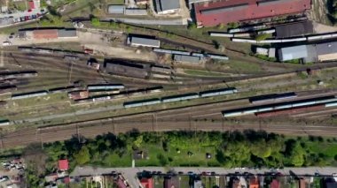 Eski lokomotif tren deposunun havadan 4k drone görünümü, demiryolu güzergahlarında demir atları park. Dizel motor