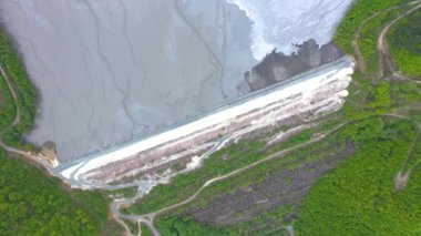 Kimyasal maden atıklarının havadan 4k görünümü bir yerleşen havzaya akın ediyor. Geamana, Romanya'da zehirli bakır asit madeni sularında drone atışı
