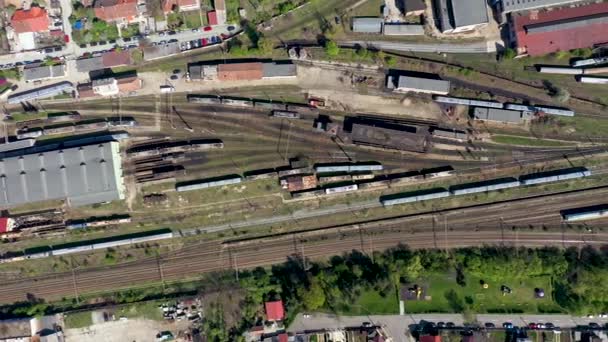 古い機関車列車デポの空中4Kドローンビュー 鉄道ルート上の鉄の馬を駐車 ディーゼルエンジン — ストック動画