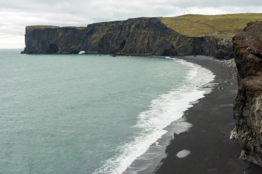 Reynisfjara siyah kumlu plaj, İzlanda
