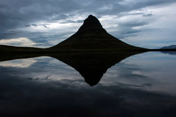 Góra wulkaniczna Kirkjufell o zachodzie słońca, Islandia — Zdjęcie stockowe