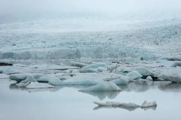 冰岛菲亚萨尔隆冰川湖中漂浮的冰山融化 — 图库照片