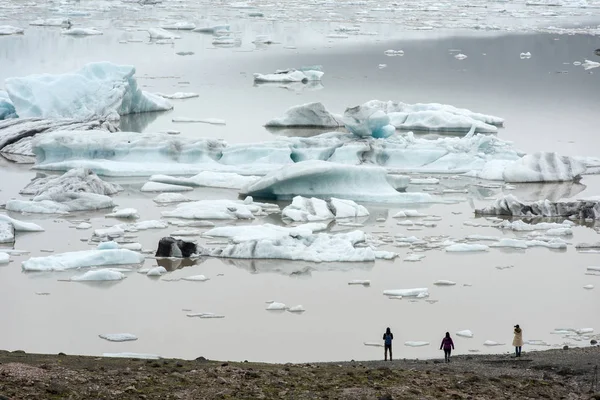 Drijvende ijsbergen smelten in Fjallsarlon gletsjermeer, IJsland — Stockfoto