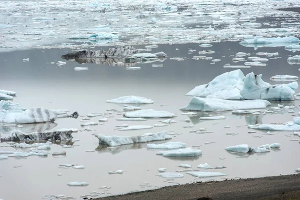 Drijvende ijsbergen smelten in Fjallsarlon gletsjermeer, IJsland — Stockfoto
