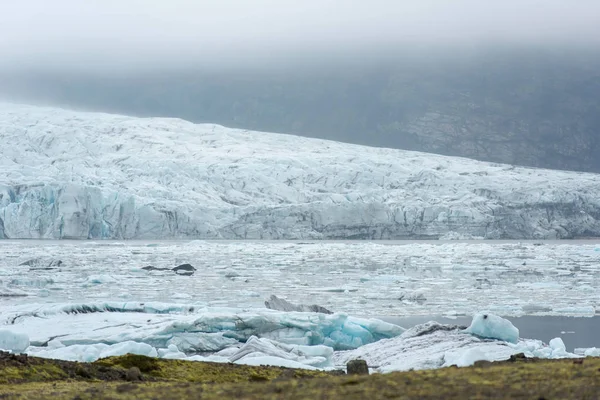 Icebergs flotantes que se derriten en el lago glaciar Fjallsarlon, Islandia —  Fotos de Stock