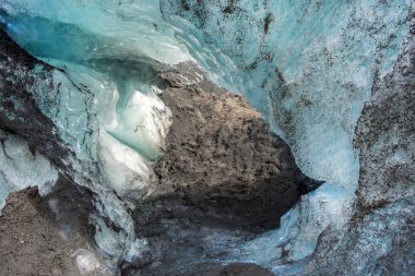 Izlanda 'da bir buzul üzerinde buz mağarası