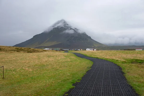 Isländische Landschaft mit grünen moosbedeckten Lavaströmen — Stockfoto