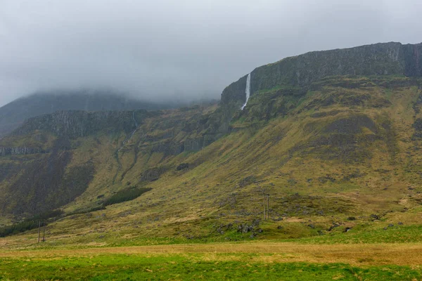 ภูมิทัศน์ไอซ์แลนด์ที่มีมอสสีเขียวคลุมลาวา — ภาพถ่ายสต็อก