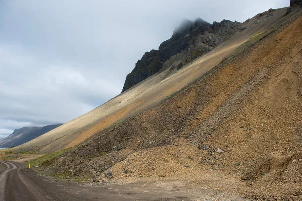 Gigantesco declive de scree, montanha Vestrahorn, Islândia — Fotografia de Stock