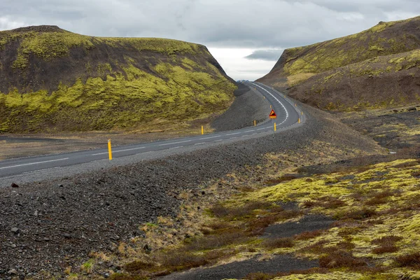 Исландский ландшафт с зеленым мхом покрытый лавовыми потоками — стоковое фото