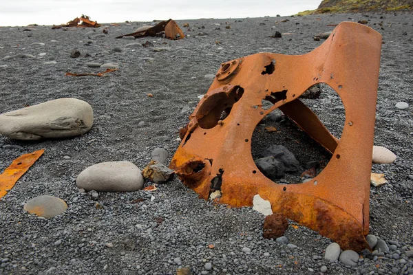 Rusty ship wreck remains on Dritvik beach, Iceland — Stock Photo, Image