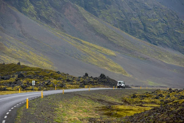 Offroad bil på roadtrip på Island — Stockfoto