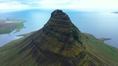  4k 'da Snaefellsnes yarımadasında, Izlanda 'nın en ikonik dağlarından biri olan Kirkjufell dağının havadan drone görünümü