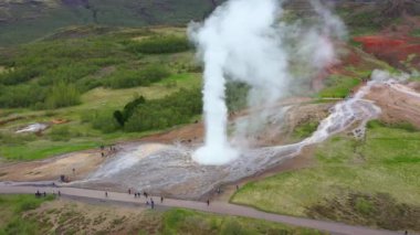  Patlama anda Strokkur Geysir yukarıda uçan, Izlanda, 4k hava drone görünümü