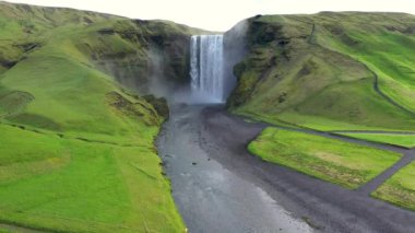 Izlanda 'da Skogafoss Şelalesi hava drone görünümü, ülkenin en ünlü turist cazibe ve dönüm noktası