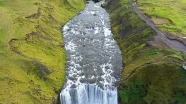 Izlanda 'da Skogafoss Şelalesi hava drone görünümü, ülkenin en ünlü turist cazibe ve dönüm noktası