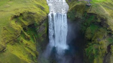 Izlanda 'da Skogafoss Şelalesi hava drone görünümü, ülkenin en ünlü turist cazibe ve dönüm noktası