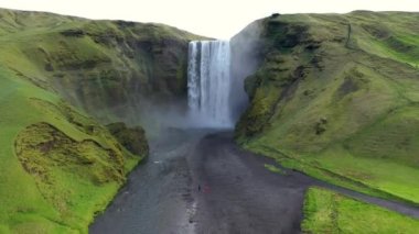Izlanda 'da Skogafoss Şelalesi hava drone görünümü, ülkenin en ünlü turist cazibe ve dönüm noktası