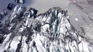 Güney Izlanda 'da Solheimajokull Buzulu üzerinde uçan. Buzda yakalanan delik ve siyah volkanik kül hava 4k drone görünümü