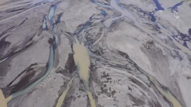 Büyük bir nehir yatağı ve Delta, buzul nehir sistemi, benzersiz desenler gösteren Vatnajokull Buzulu taşıma tortuları, Güney Izlanda hava 4k drone görünümü