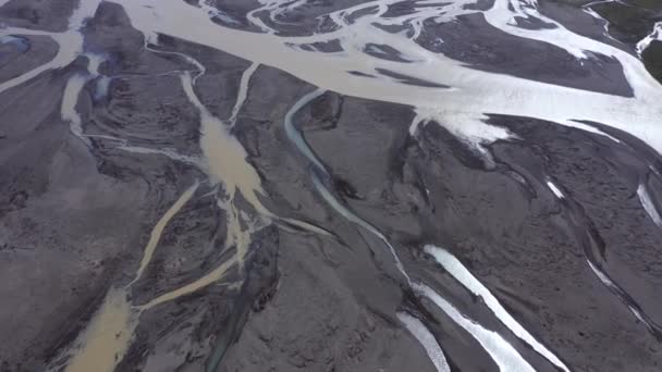 ユニークなパターンを示す Vatnajokull 氷河からの堆積物を輸送する巨大な河床とデルタ 氷河川システムの空中 ドローンビュー 南アイスランド — ストック動画