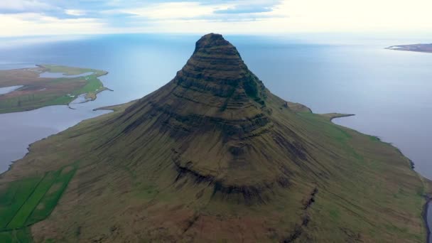 Vista Aérea Del Dron Montaña Kirkjufell Una Las Montañas Más — Vídeos de Stock