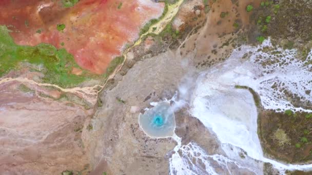 在伟大的间歇泉上空飞行 在冰岛金圆的间歇泉 4K空中无人驾驶飞机的视图 — 图库视频影像