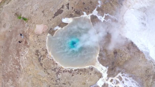 Vliegen Boven Grote Geiser Geysir Gouden Cirkel Ijsland Luchtfoto Drone — Stockvideo