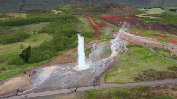 Voando Acima Strokkur Geysir Momento Erupção Islândia Visão Drone Aéreo — Vídeo de Stock