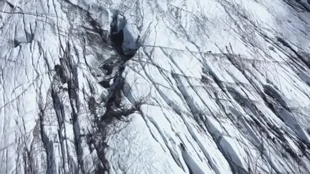 アイスランド南部の Solheimajokull 氷河上空を飛行 クレバスと氷で捕獲された黒の火山灰の空中4K ドローンビュー — ストック動画