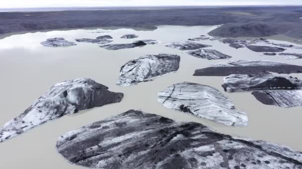 Svinafellsjokull Vatnajokull 国立公園 アイスランドに浮かぶ氷山の上のドローンで空中トップダウンビュー — ストック動画