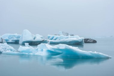 Jokulsarlon, Izlanda 'da yüzen buzdağları erime