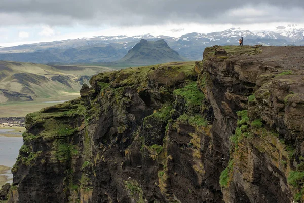 Isländskt Landskap Med Vulkaniska Lavaåsar Glaciärberg Grönt Gräs Vikområde Island — Stockfoto