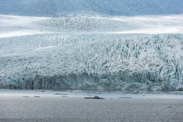 Fusão de icebergs flutuantes no lago glaciar Fjallsarlon, Islândia — Fotografia de Stock