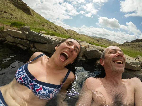 Coppia che si diverte e si rilassa in una piscina calda a Hrunalaug, Icela — Foto Stock