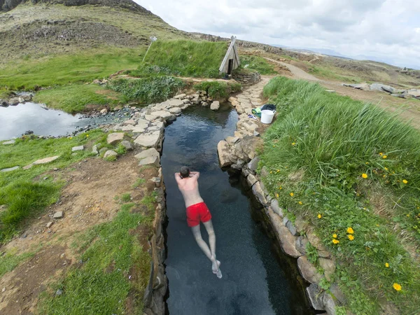 Muž relaxační v horkém bazénu v Hrunalaug, Island — Stock fotografie