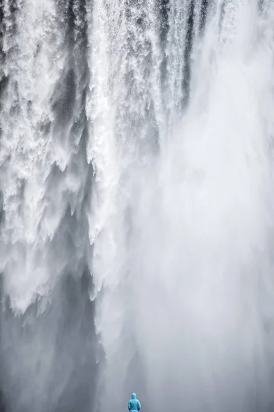 アイスランドのスコガフォスの滝を賞賛する女性 — ストック写真
