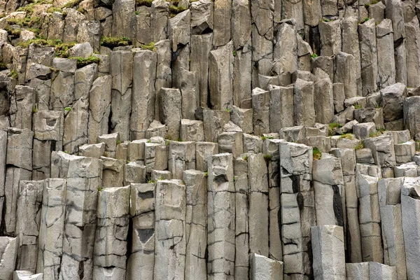 Formação de coluna de basalto preto na Islândia — Fotografia de Stock