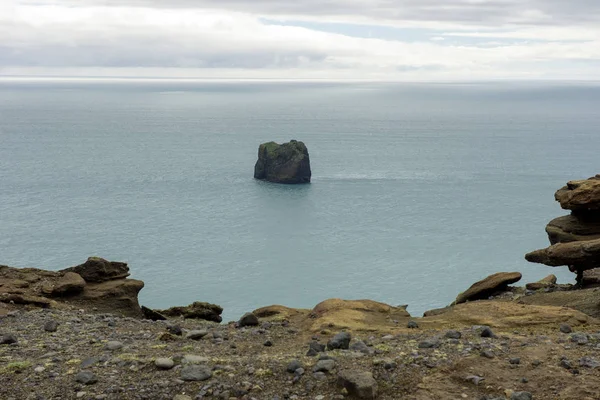 Dyrholaey rotsen in de Atlantische Oceaan, IJsland — Stockfoto