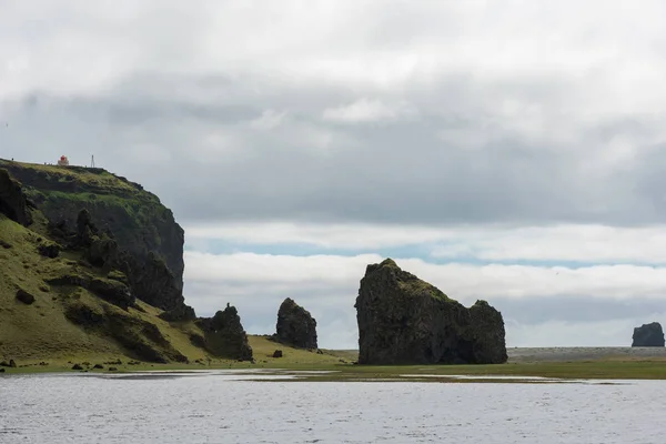 Torre del faro de Dyrholaey, costa atlántica de Islandia —  Fotos de Stock