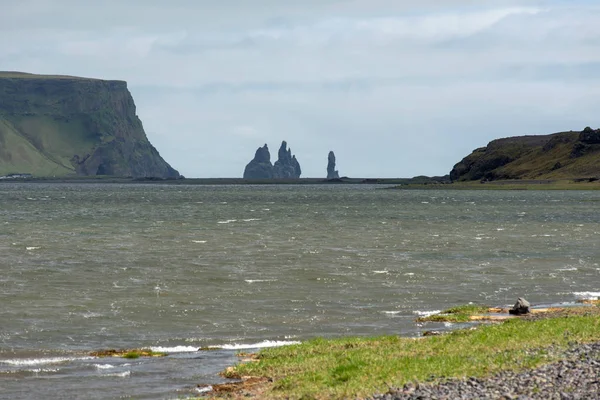 Reynisdrangar Basaltmeerstapel, Island — Stockfoto