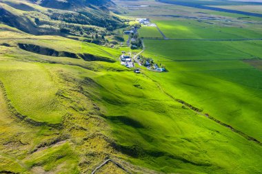 İzlanda çiftlik evleri ve yeşil kırsal tepelerin havadan görünümü