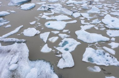 Fjallsarlon buzul gölünde yüzen buzdağlarının havadan görünümü, İzlanda