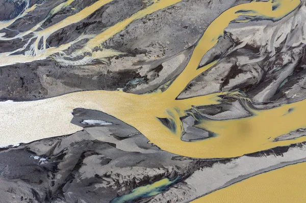 Luftaufnahme eines Flussbettes und Wasserbäche in Island — Stockfoto