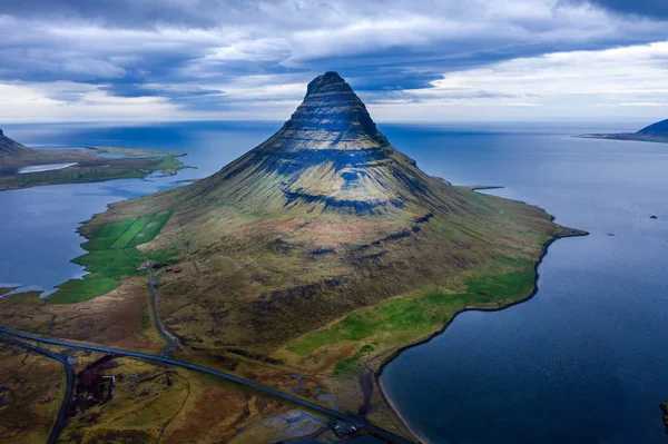 アイスランドのカークジュフェル山の空中ドローンビュー — ストック写真