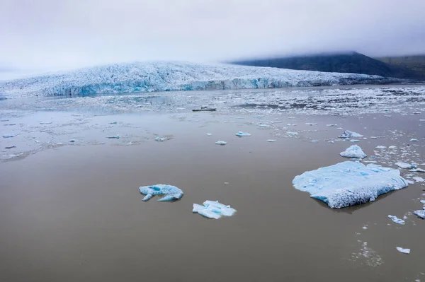 Vista aérea de icebergs flotantes en el lago glaciar Fjallsarlon, Islandia —  Fotos de Stock